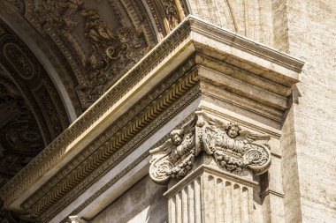 Vatikan, İtalya - 25 Ağustos 2015: iç mekanlar ve saint Peter, Vtican şehir Bazilikası kemer servis girişinin mimari detaylar