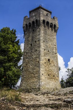 San Marino Cumhuriyeti manzara: Antik Saat Kulesi, üç tepe Monte Titano üzerinde kuleleri 