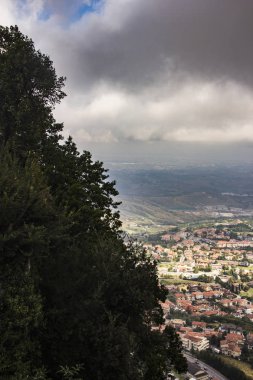 Köy ve San Marino Kalesi'nin yataydan görünümünü. San Marino Cumhuriyeti