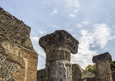 Antik sütun, Korinth Pompeii City 79bc içinde Vezüv Yanardağı ve patlama tarafından yok edildi. Antik kalıntıları ve vulcano yakınındaki Napoli, İtalya