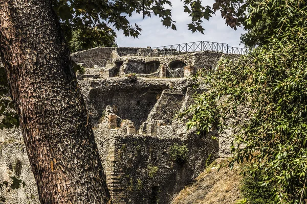 Pompeii city destroyed in 79BC by the eruption of Mount Vesuvius. The antique ruins and the vulcano near Naples, Italy — Stock Photo, Image