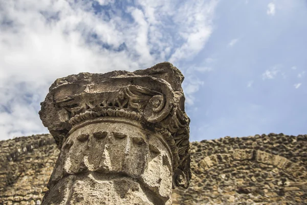 Ancient column, Corinthian order in Pompeii  city destroyed in 79BC by the eruption of Mount Vesuvius. The antique ruins and the vulcano near Naples, Italy — Stock Photo, Image