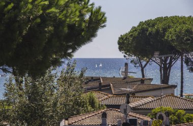 Tiren Denizi, kiremitli çatıları, taş pines, yatlar ve sahil Terracina, Lazio, İtalya