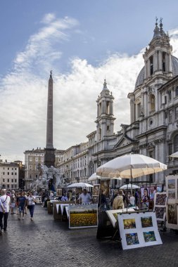 Rome, İtalya - 23 Ağustos 2015: Resim Sergisi ve Hediyelik eşya satan ve turistler Piazza Navona üzerinde gezinme sanatçı