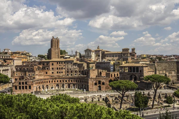 Roma genel bakış anıt ve birkaç cadde ile çatılar, kubbeleri, Coliseum, imparatorluk Forum, Rome, İtalya