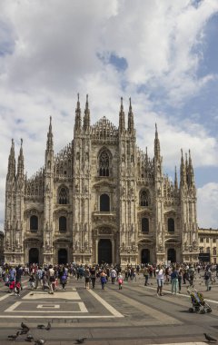 Milan, İtalya - 18 Ağustos 2015: Piazza del Duomo, insanlar çok sayıda animasyon ana sembolü şehrin Duomo (katedral önünde kare)