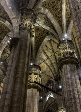 Milan, İtalya - 18 Ağustos 2015: İçinde Milan Katedrali (Duomo di Milano). Bu Gotik Katedrali tamamlamak için yaklaşık altı yüzyıl aldı. En büyük kilisenin İtalya ve dünyanın beşinci büyük.