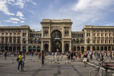 Milan, İtalya - 18 Ağustos 2015: Piazza del Duomo, Milan, Vittorio Emanuele II Galerisi, İtalya alışveriş