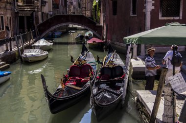 Venice, İtalya - 20 Ağustos 2015: turist ve gondol tarafından bir konuşma bir Venedik sokak üzerinde taşıyan şair