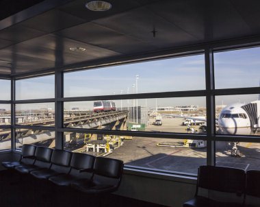 Havaalanı bekleme yeri bir uçuş ve Havaalanı terminal Transit trende bir arka plan, Chicago için bir uçak hazırlanması