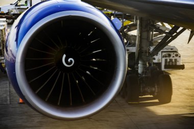 bir uçak türbin ayrıntı kanat ve iniş takımı arka planda