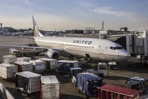 A repülőtéren várakozó repülőgép a repülésre való felkészüléshez, valamint a rakomány és poggyász berakodásához — Stock Fotó
