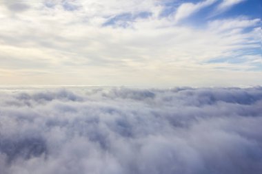değişik bulut katmanları bir ışığı üzerinden arasında görüntülemek 
