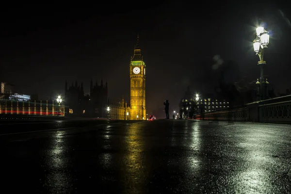 Big Ben da Westminster Bridge di notte e un turista che fa foto, Londra — Foto Stock