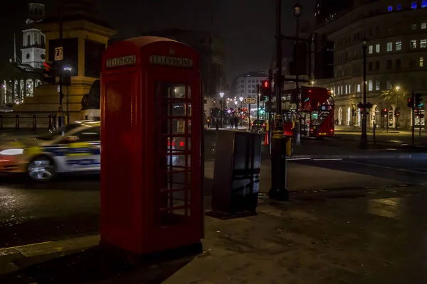 英国，英格兰，伦敦-2017 一月二十三日︰ 受欢迎的旅游夜景灯光照明在大街上红色电话亭。 — 图库照片