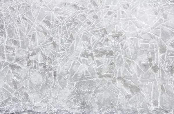 Struttura di ghiaccio su un'acqua di lago in inverno all'aperto con neve — Foto Stock