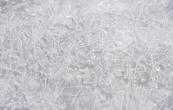 Textura de hielo en el agua de un lago en invierno al aire libre con nieve —  Fotos de Stock