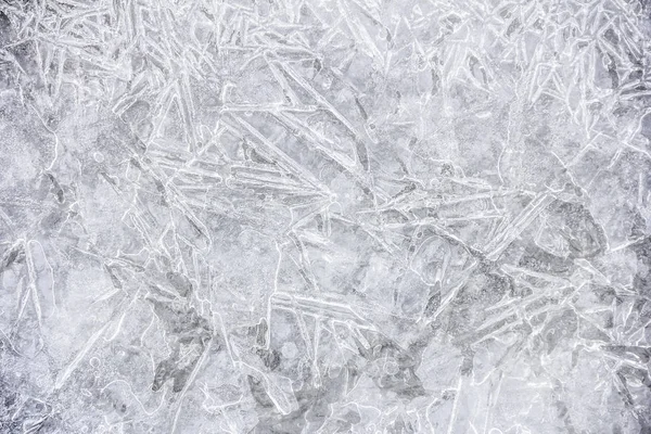 Struttura di ghiaccio su un'acqua di lago in inverno all'aperto con neve — Foto Stock