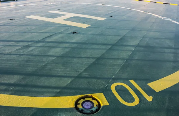 ป้าย Helipad บนดาดฟ้าเรือที่มีสปอตไลท์และรูปร่างเส้นผ่าศูนย์กลาง — ภาพถ่ายสต็อก