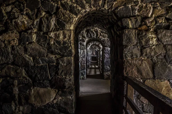 Algumas vistas impressionantes sobre paredes, passagens e fortes da fortaleza Suomenlinna (Sveaborg), Helsinki, Finlândia — Fotografia de Stock