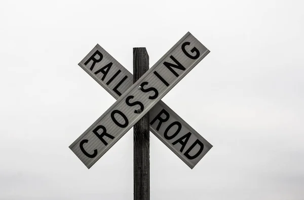 흰색 바탕에 철도 교차로 표시 — 스톡 사진