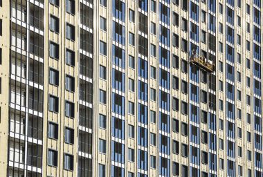 Yeni konut ve kule vinç inşaat beşiği inşaatçılar tarafından cephe dekorasyon Insaati