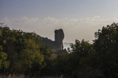 bir ünlü kaya oluşumları, koyları yakınındaki Kuzey-Doğu Crimea'da, Karadeniz Karadağ yedekte sönmüş yanardağ Karadağ dağ manzara