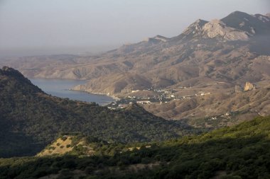 bir ünlü kaya oluşumları, koyları yakınındaki Kuzey-Doğu Crimea'da, Karadeniz Karadağ yedekte sönmüş yanardağ Karadağ dağ manzara