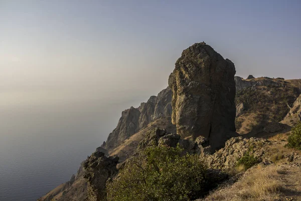 bir ünlü kaya oluşumları, koyları yakınındaki Kuzey-Doğu Crimea'da, Karadeniz Karadağ yedekte sönmüş yanardağ Karadağ dağ manzara