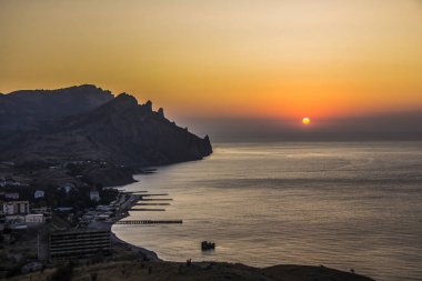 bir ünlü kaya oluşumları, koyları yakınındaki Kuzey-Doğu Crimea'da, Karadeniz Karadağ yedekte sönmüş yanardağ Karadağ dağ manzara