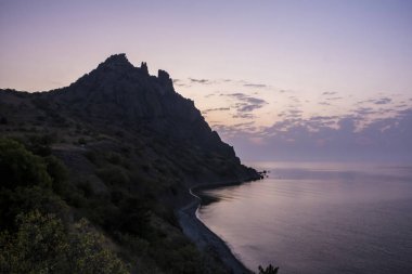 bir ünlü kaya oluşumları, koyları yakınındaki Kuzey-Doğu Crimea'da, Karadeniz Karadağ yedekte sönmüş yanardağ Karadağ dağ manzara