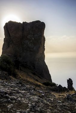 bir ünlü kaya oluşumları, koyları yakınındaki Kuzey-Doğu Crimea'da, Karadeniz Karadağ yedekte sönmüş yanardağ Karadağ dağ manzara