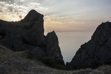 bir ünlü kaya oluşumları, koyları yakınındaki Kuzey-Doğu Crimea'da, Karadeniz Karadağ yedekte sönmüş yanardağ Karadağ dağ manzara
