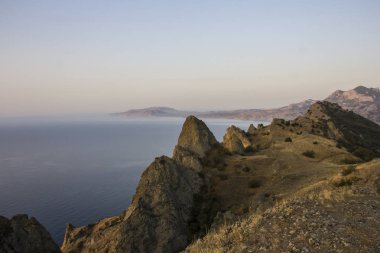 bir ünlü kaya oluşumları, koyları yakınındaki Kuzey-Doğu Crimea'da, Karadeniz Karadağ yedekte sönmüş yanardağ Karadağ dağ manzara
