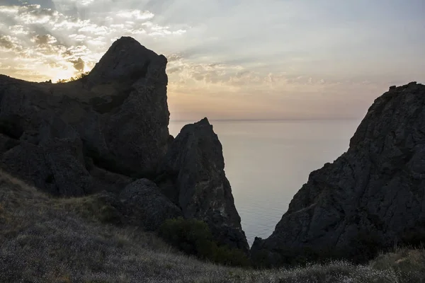 bir ünlü kaya oluşumları, koyları yakınındaki Kuzey-Doğu Crimea'da, Karadeniz Karadağ yedekte sönmüş yanardağ Karadağ dağ manzara