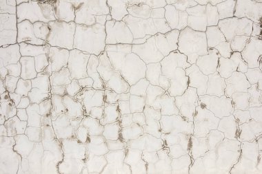 Çatlaklar grungy ve kirli beyaz boyalı beton duvar yüzeyi kaplı
