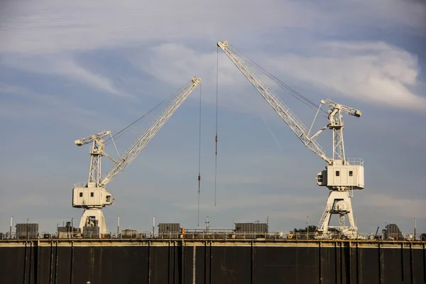 The dry dock for reconstruction of the ships and cranes above ready to work — Stock Photo, Image