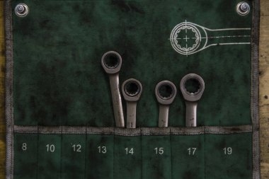 Düzensiz bir tezgah, yağlı tam onarımı veya asılı veya bir garaj bir bankta Döşeme bakım için eski araçları seti