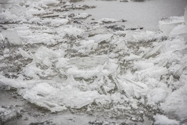 雪覆盖形成了包冰在冬天的河水的背景 冰碰撞 — 图库照片