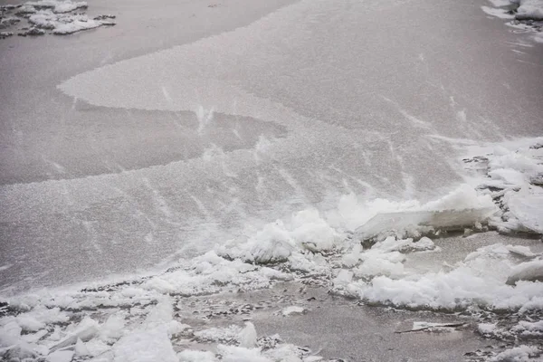 Sneeuw Overdekte Gevormde Pakijs Achtergrond Van Winter Rivierwater Ijs Botsing — Stockfoto