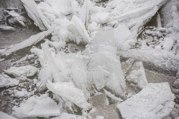 雪覆盖形成了包冰在冬天的河水的背景 冰碰撞 — 图库照片