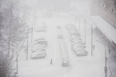 Kentsel sahne kar fırtınası ile bazı insanlar kış döneminde şehir hayatının irtifa arabalar bir yolda kar pulluk, ambulans