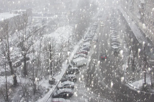 Escena Urbana Vida Ciudad Invierno Tormenta Nieve Con Algunas Personas — Foto de Stock