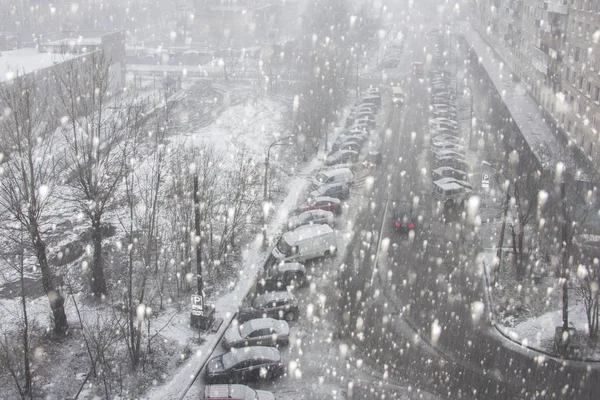 城市场景的城市生活在冬季的雪灾与一些人 雪覆盖的汽车在路上 救护车 — 图库照片