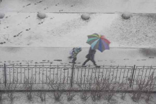 Stadtbild Des Stadtlebens Winter Schneesturm Mit Einigen Menschen Verschneite Autos — Stockfoto