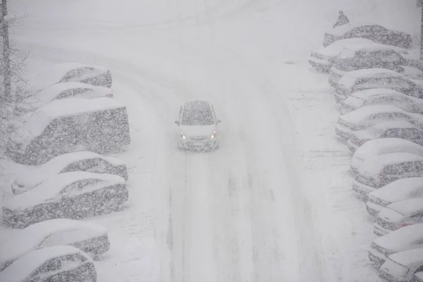 城市场景的城市生活在冬季的雪灾与一些人 雪覆盖的汽车在路上 救护车 — 图库照片