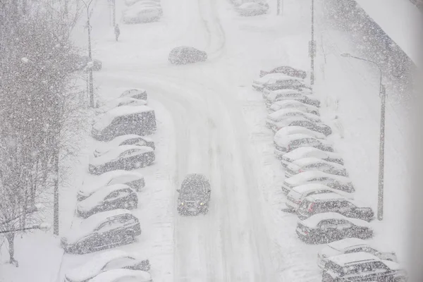城市场景的城市生活在冬季的雪灾与一些人 雪覆盖的汽车在路上 救护车 — 图库照片