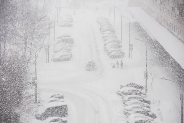 Városi Táj Városi Élet Téli Időben Hóval Vihar Néhány Ember — Stock Fotó