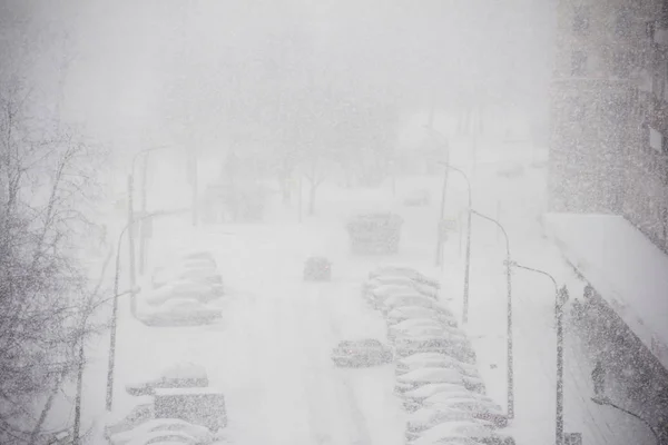 Stadtbild Des Stadtlebens Winter Schneesturm Mit Einigen Menschen Verschneite Autos — Stockfoto