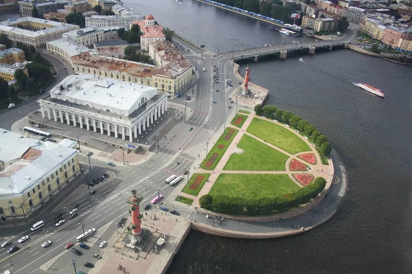 Saint-Petersburg, Rusya'nın kuş bakışı ffformer eski Saint-Petersburg Borsası Binası ve Rostral sütun Vasilievsky adasında tükürmek